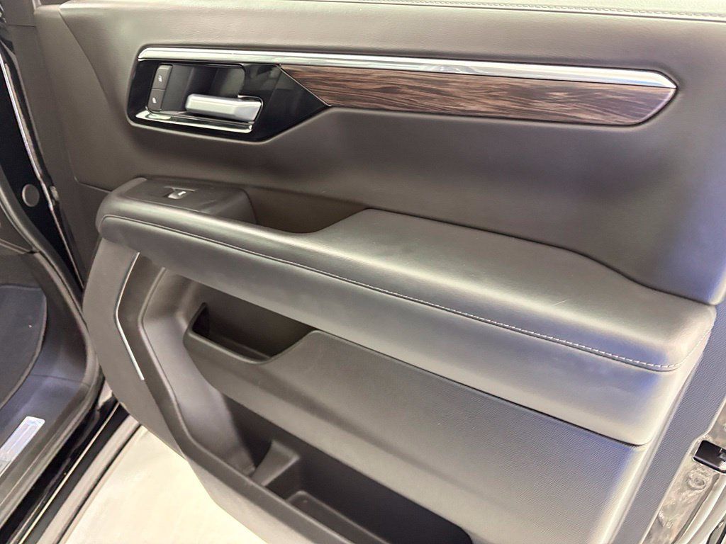 Used 2025 Chevrolet Suburban Z71 AWD/4WD image 43