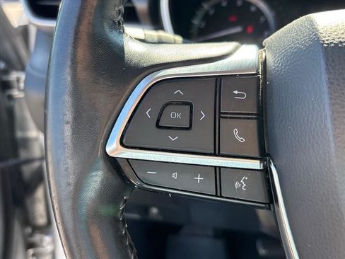 Used 2021 Toyota Highlander XLE AWD/4WD image 17