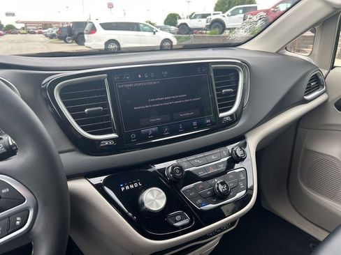 Used 2024 Chrysler Pacifica Touring-L FWD image 23