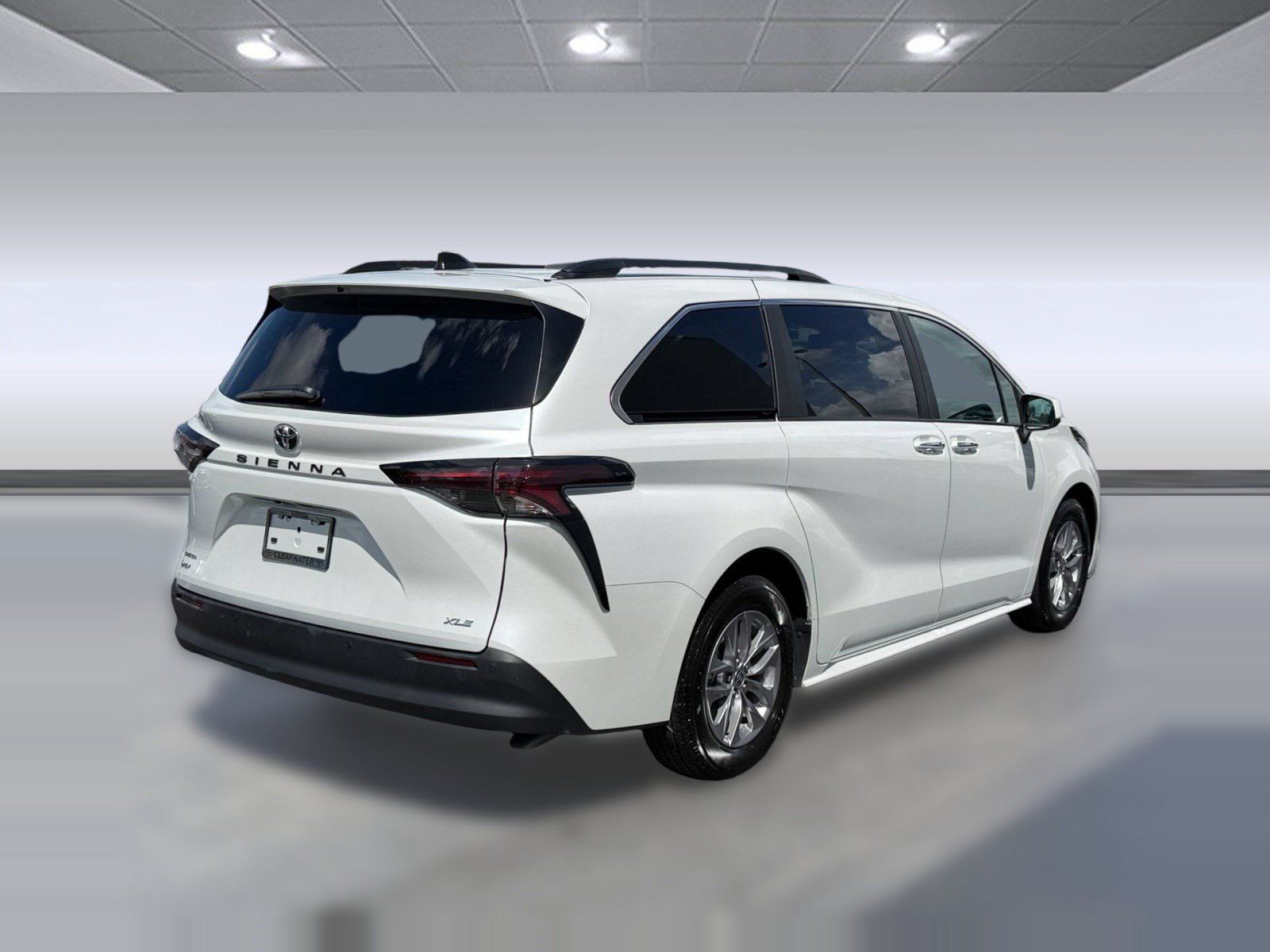 Used 2026 Toyota Sienna XLE FWD image 9