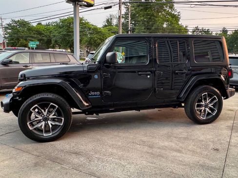 Used 2024 Jeep Wrangler Unlimited w/ Convenience Group AWD/4WD image 6