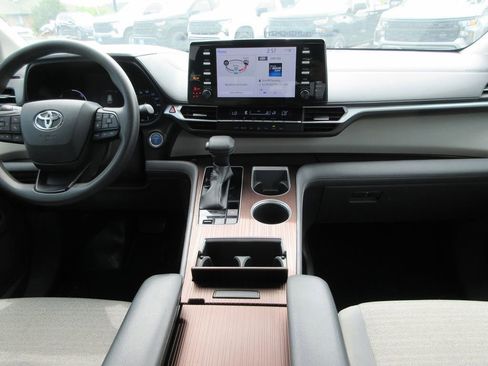Used 2022 Toyota Sienna LE FWD image 16