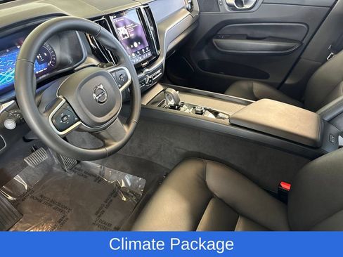 Certified 2025 Volvo XC60 B5 Core image 9