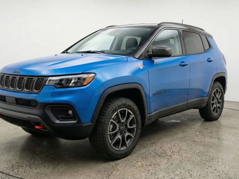 Used 2025 Jeep Compass Trailhawk image 3