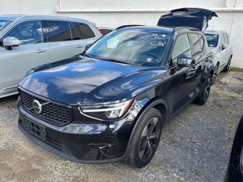 Used 2023 Volvo XC40 B5 Plus w/ Protection Package Premier image 2