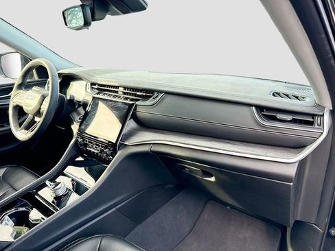 Used 2023 Jeep Grand Cherokee L Limited w/ Black Appearance Package image 32