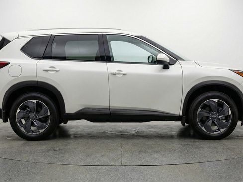 Used 2025 Nissan Rogue SV FWD image 11