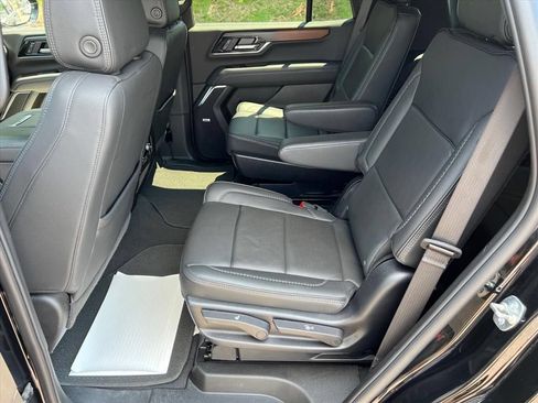 Used 2025 GMC Yukon Denali AWD/4WD image 13