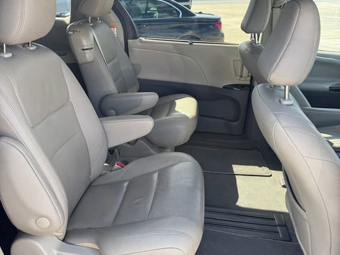 Used 2020 Toyota Sienna XLE w/ XLE Navigation Package FWD image 17