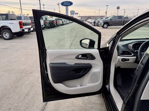 Used 2024 Chrysler Pacifica Select image 13
