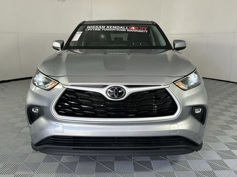 Used 2025 Toyota Highlander LE FWD image 3
