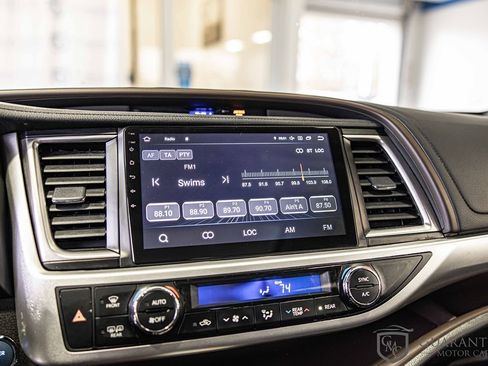 Used 2019 Toyota Highlander XLE AWD/4WD image 29
