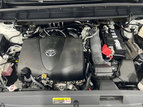 Used 2021 Toyota Highlander XLE AWD/4WD image 29