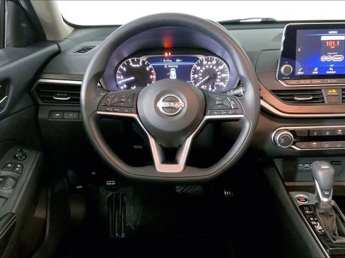 Used 2024 Nissan Altima 2.5 SV image 5