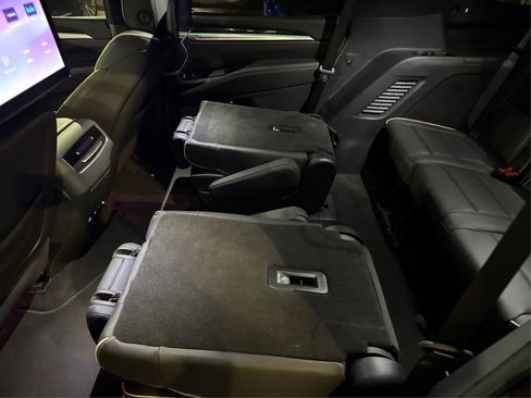 Used 2025 Cadillac Escalade Premium Luxury image 12