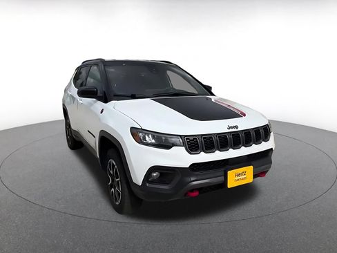 Used 2025 Jeep Compass Trailhawk AWD/4WD image 3