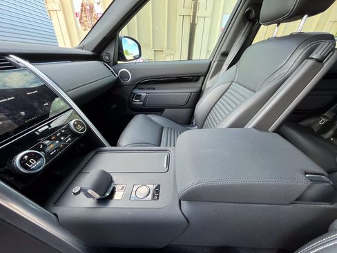 Used 2025 Land Rover Discovery S AWD/4WD image 25