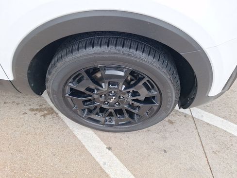 Used 2022 Kia Telluride EX w/ EX Premium Package image 11