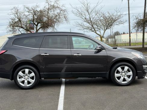 Used 2017 Chevrolet Traverse LT w/ Traveler's Package image 3