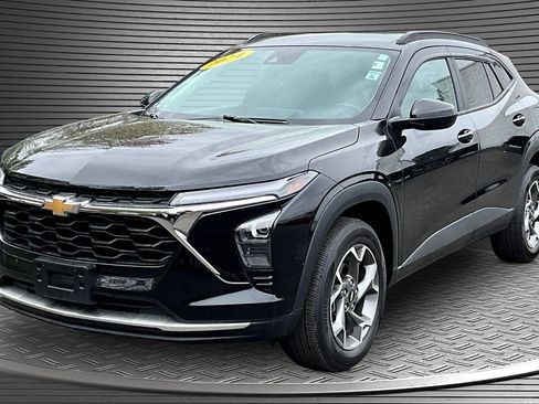 Used 2024 Chevrolet Trax LT w/ Driver Confidence Package FWD image 3