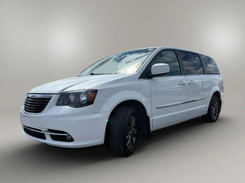 Used 2015 Chrysler Town & Country S FWD image 3
