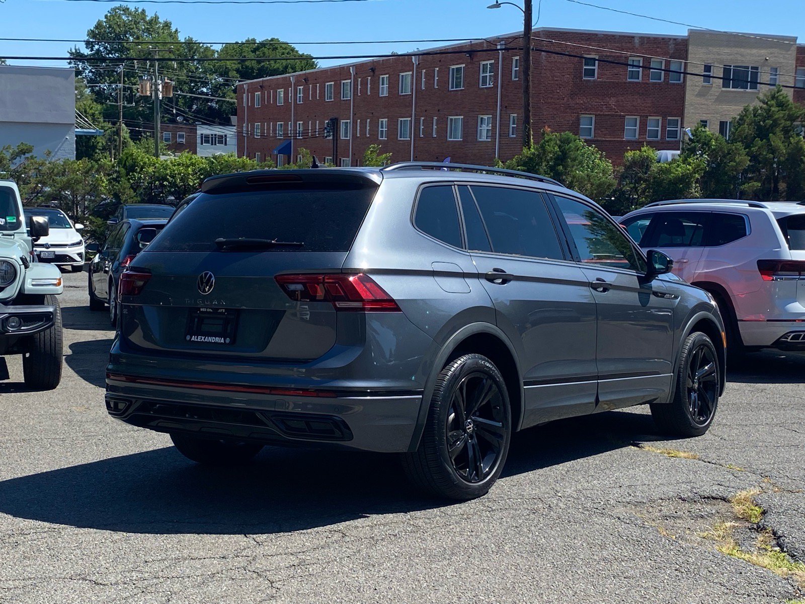 Used 2023 Volkswagen Tiguan SE R-Line FWD image 3