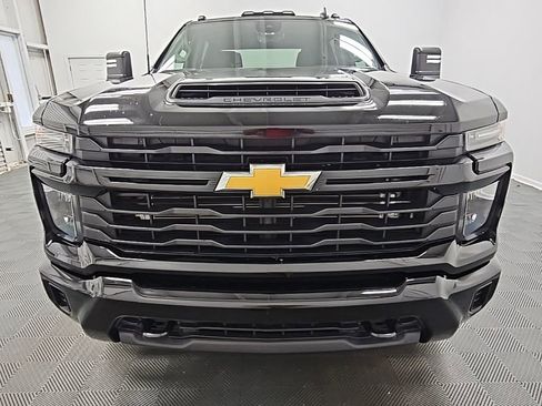 Used 2024 Chevrolet Silverado 2500 Custom w/ Custom Value Package image 3