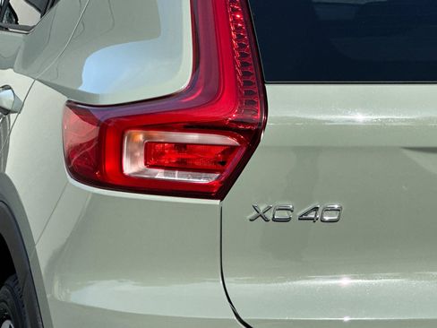 Certified 2025 Volvo XC40 B5 Plus AWD/4WD image 36