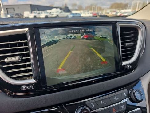 Used 2023 Chrysler Pacifica Touring-L FWD image 23