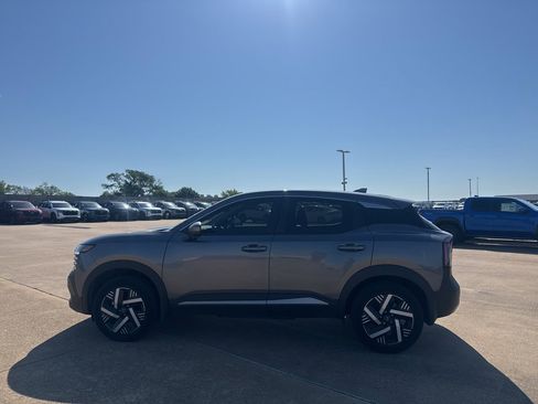 Used 2025 Nissan Kicks SV w/ Charging Package FWD image 14
