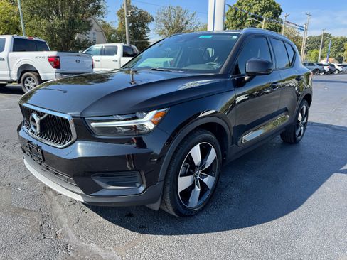 Used 2020 Volvo XC40 T5 Momentum image 3