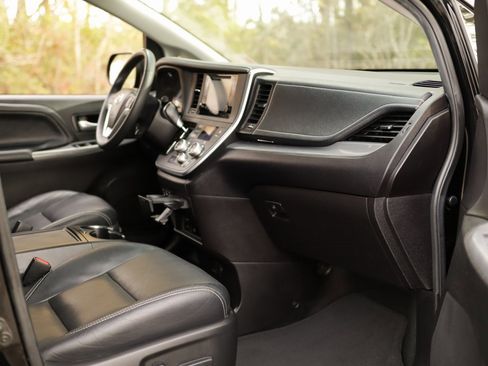Used 2017 Toyota Sienna SE image 38