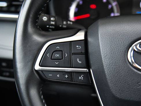 Used 2022 Toyota Highlander LE AWD/4WD image 30