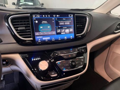 Used 2023 Chrysler Pacifica Touring-L FWD image 16