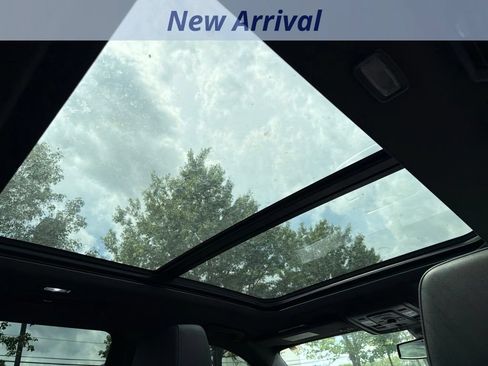 Used 2022 Chevrolet Suburban Z71 w/ Luxury Package AWD/4WD image 3