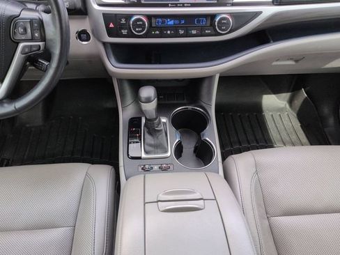 Used 2019 Toyota Highlander Limited Platinum FWD image 18