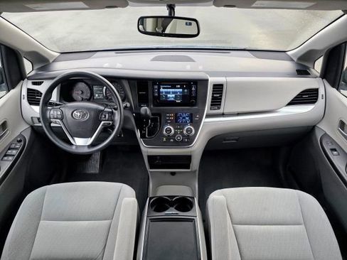 Used 2015 Toyota Sienna LE image 9