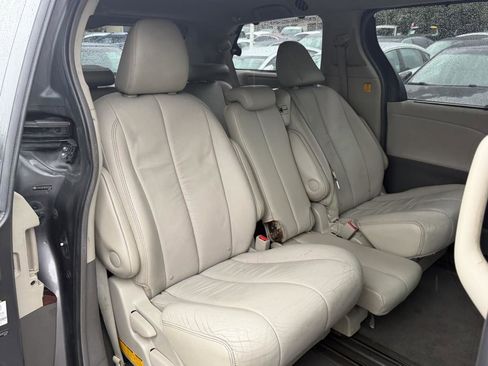 Used 2011 Toyota Sienna XLE image 17
