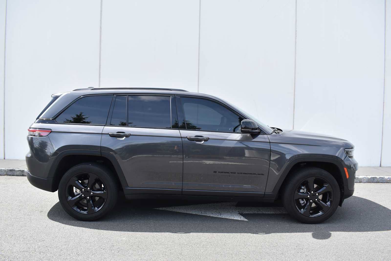 Used 2023 Jeep Grand Cherokee Altitude AWD/4WD image 4