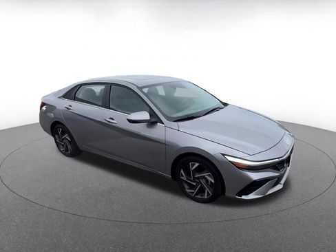 Used 2025 Hyundai Elantra SEL image 2
