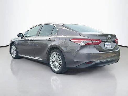 Used 2018 Toyota Camry XLE FWD image 2