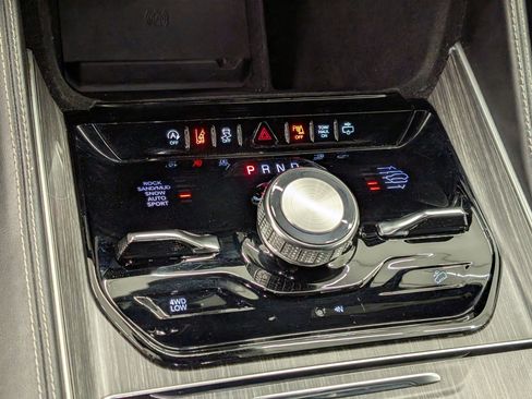 Used 2023 Jeep Wagoneer Series III w/ Preferred Equipment Group image 18