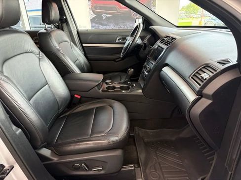 Used 2018 Ford Explorer XLT w/ Equipment Group 202A AWD/4WD image 12