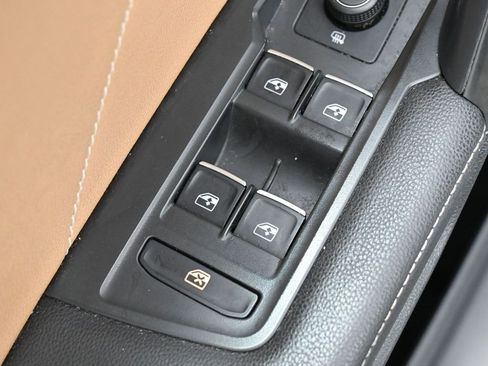 Used 2022 Volkswagen Tiguan SE image 13