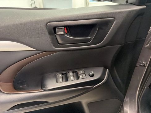 Used 2017 Toyota Highlander Plus image 29