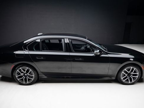 Used 2023 BMW i7 xDrive60 w/ Executive Package 2 AWD/4WD image 35
