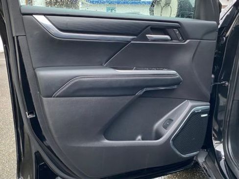 Used 2025 GMC Acadia Elevation image 12