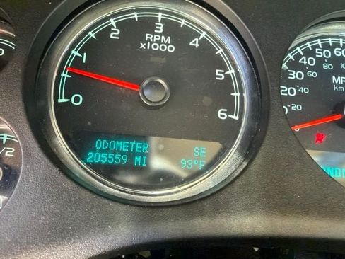 Used 2012 GMC Yukon XL Denali RWD image 16
