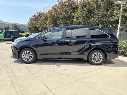 Used 2025 Toyota Sienna XLE FWD image 9