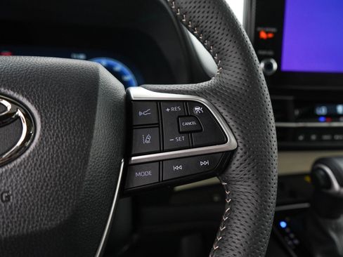 Used 2026 Toyota Sienna Platinum AWD/4WD image 32